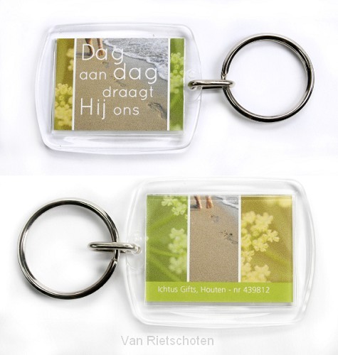 Sleutelhanger dag aan dag draagt Hij ons
