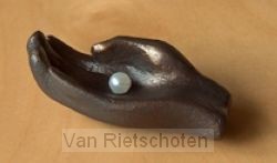 Beeld 709b parel in hand 10cm brons