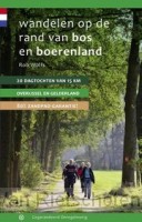 Wandelen op de rand van bos en boerenland